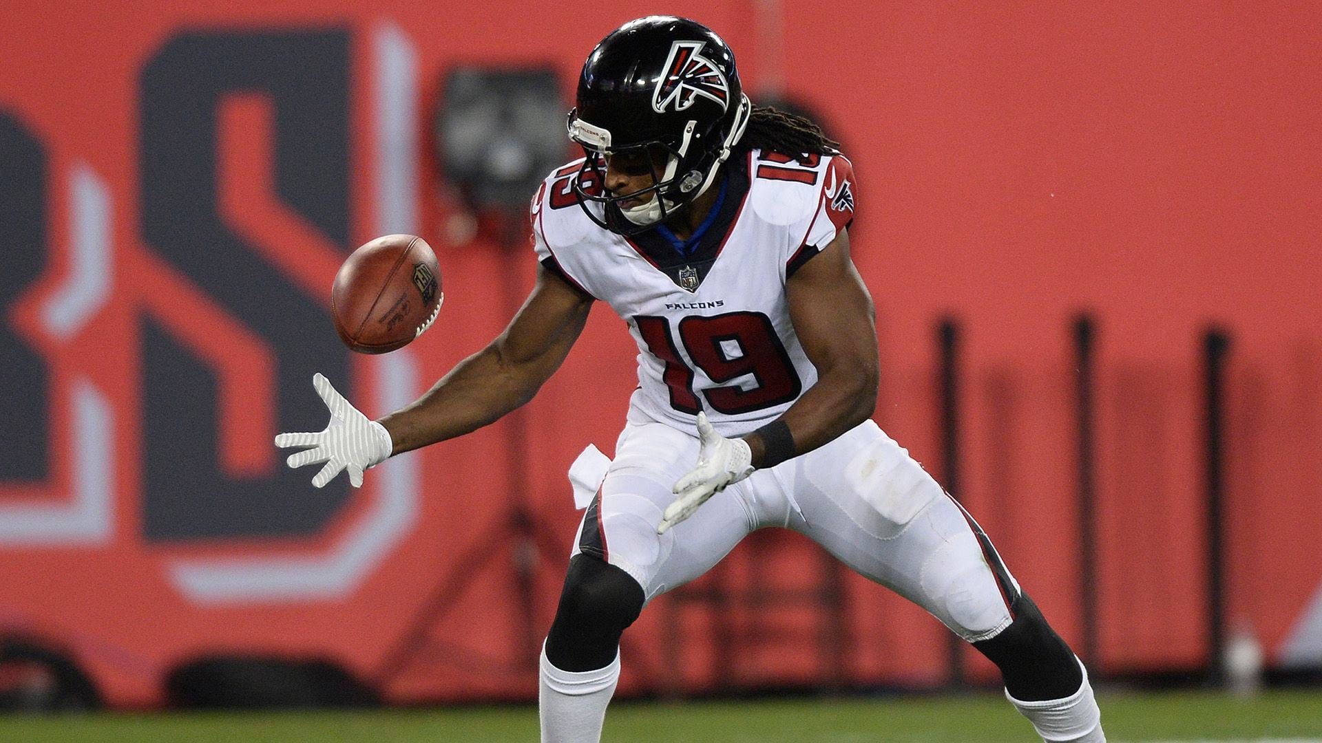 Falcons WR Andre Roberts wins Salute to Service Award