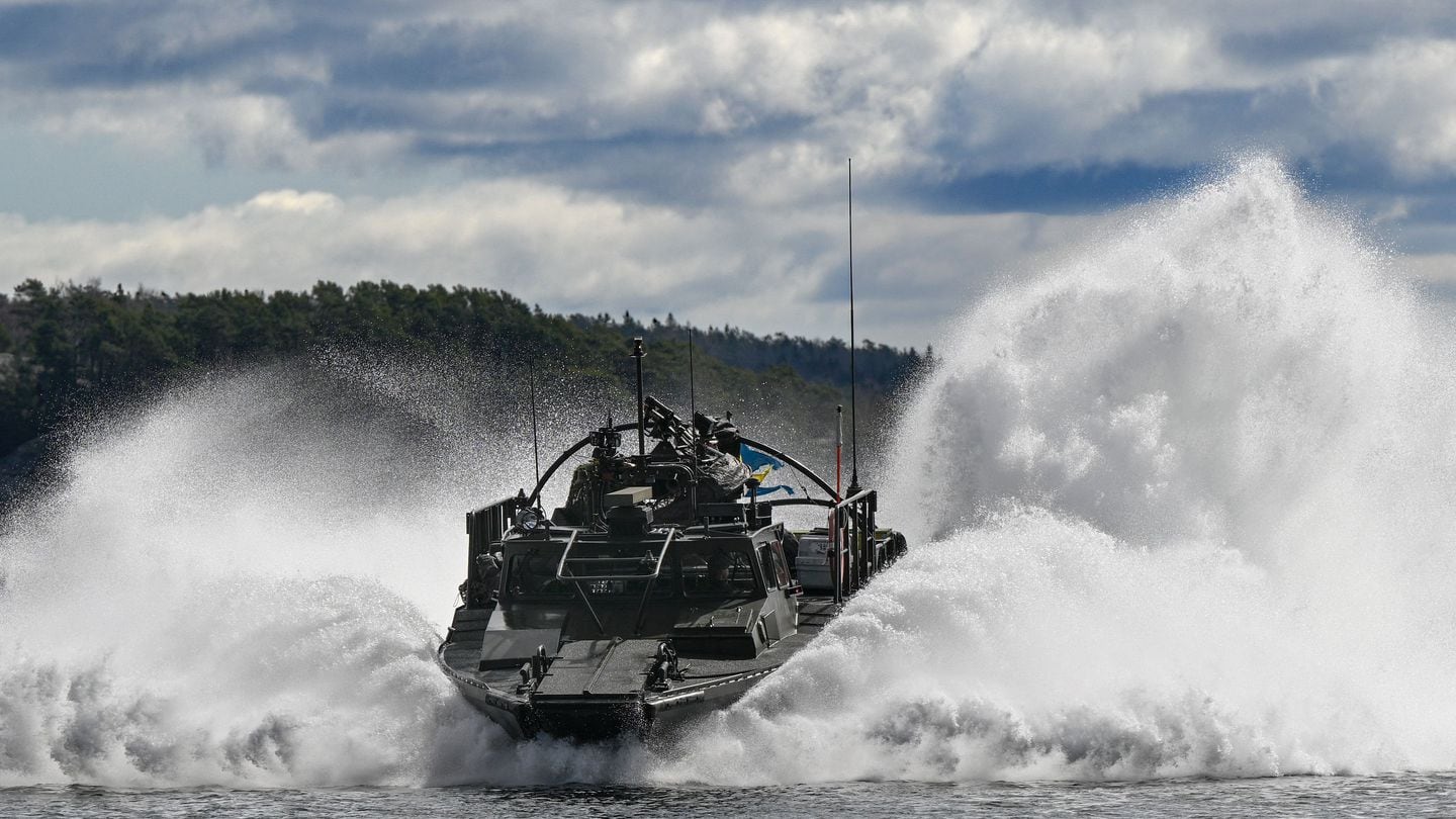 اخبار مترجمة :تسعى السويد للحصول على أسلحة دفاع جوي لقواربها الهجومية