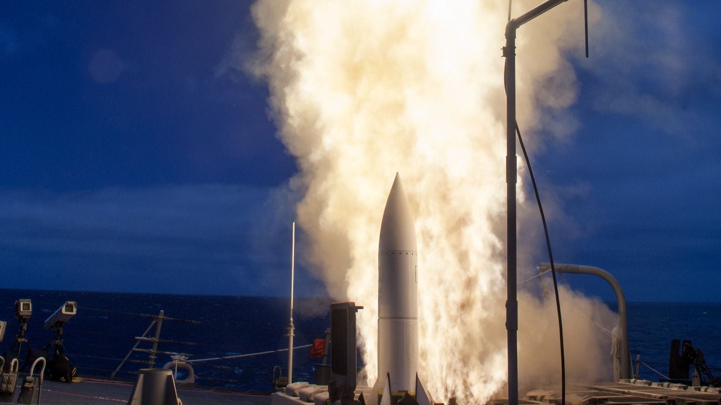 اخبار مترجمة :صاروخ بحري يعترض هدفًا باستخدام رادار الدفاع الصاروخي الجديد للجيش
