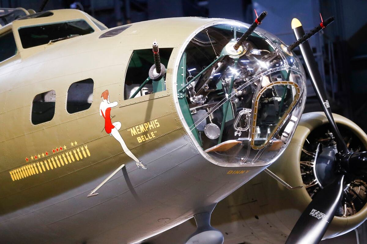 Crews Of The B 17 Flying Fortress Take To The Sky In Memphis Belle In Color Documentary