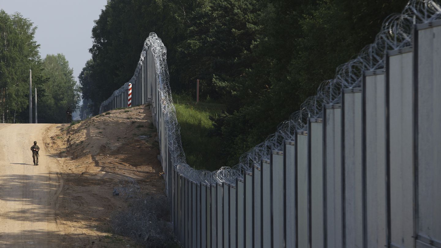 اخبار مترجمة :بولندا تتطلع إلى تحصينات على حدودها مع بيلاروسيا