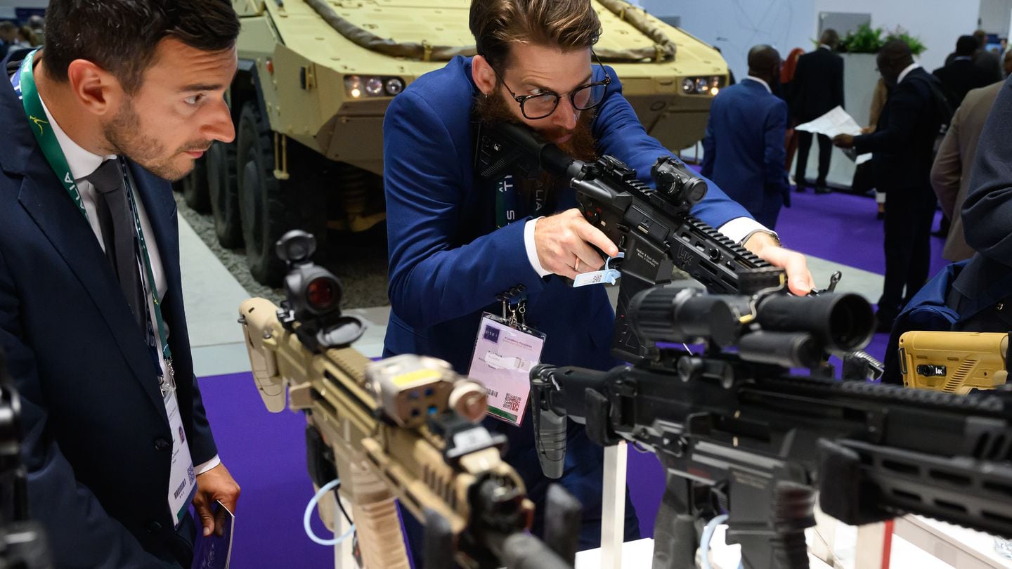 A visitor of DSEI handles a Heckler & Koch HK416-A5 weapon at the DSEI fair on Sept. 12, 2023. (Leon Neal/Getty Images)