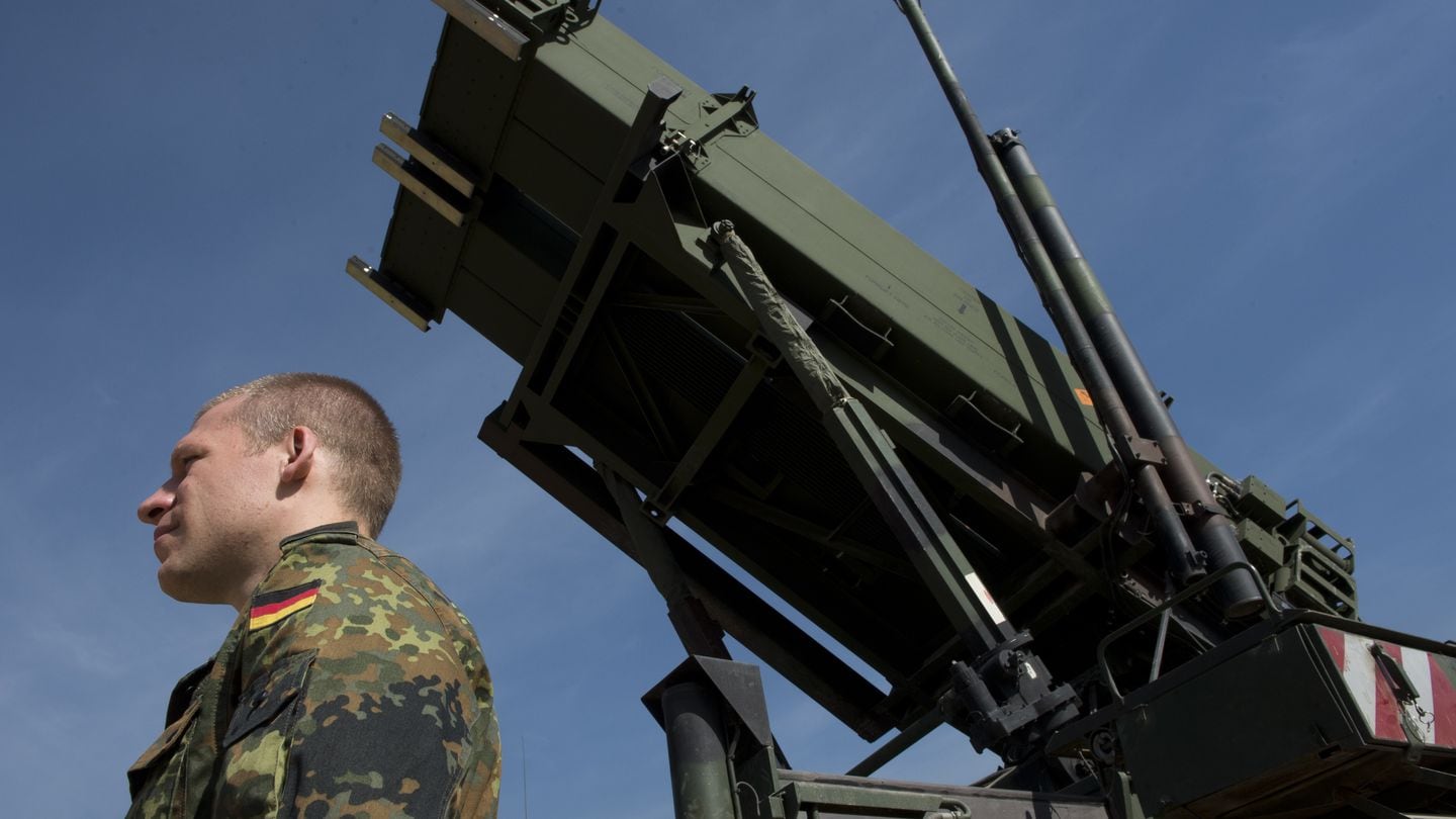 اخبار مترجمة :ألمانيا تشتري المزيد من صواريخ الباتريوت لدعم الدفاع الجوي لأوكرانيا
