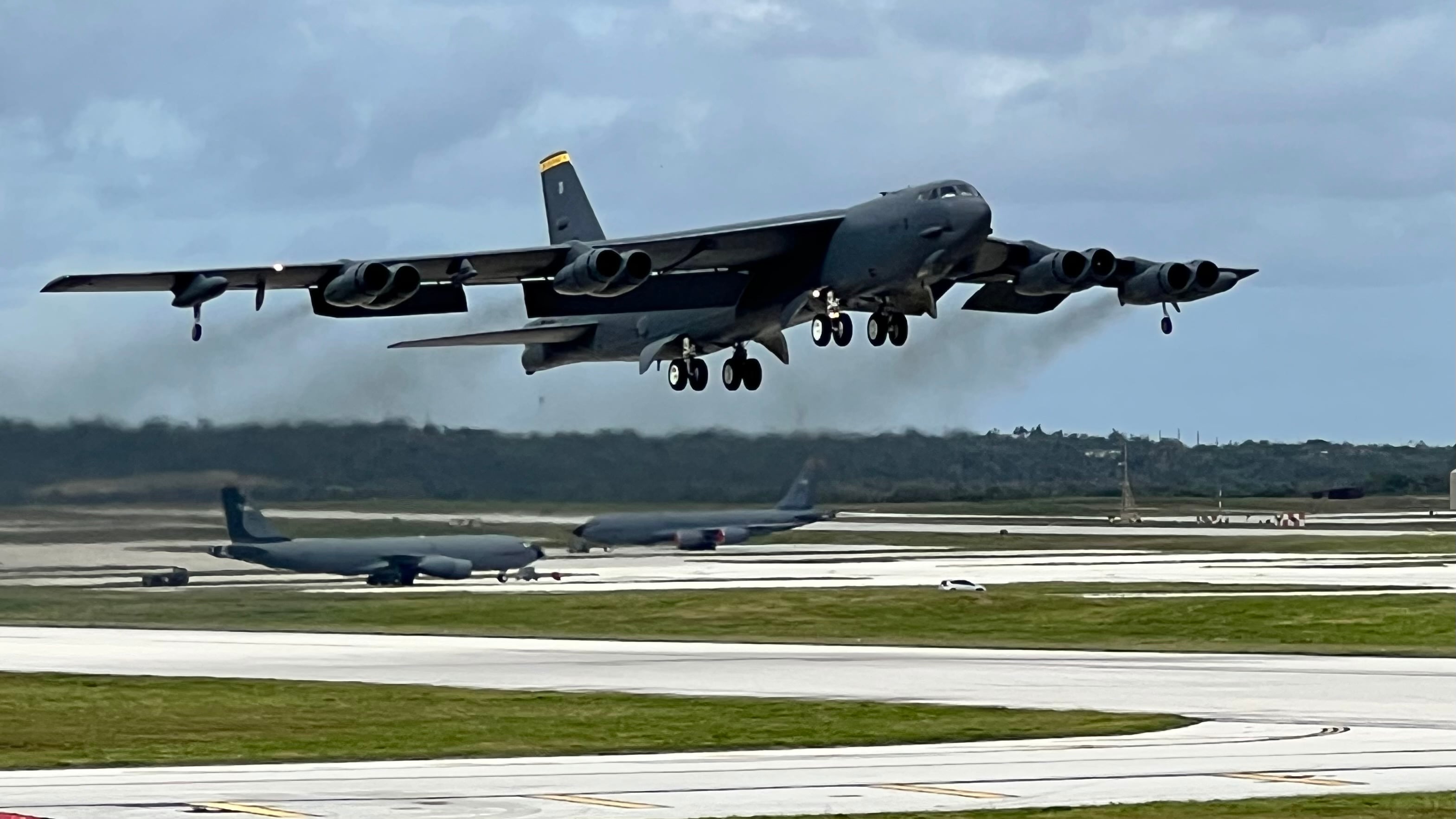 اخبار مترجمة :تقول القوات الجوية إن استعادة الأسلحة النووية على بعض طائرات B-52 ستكلف 4.5 مليون دولار