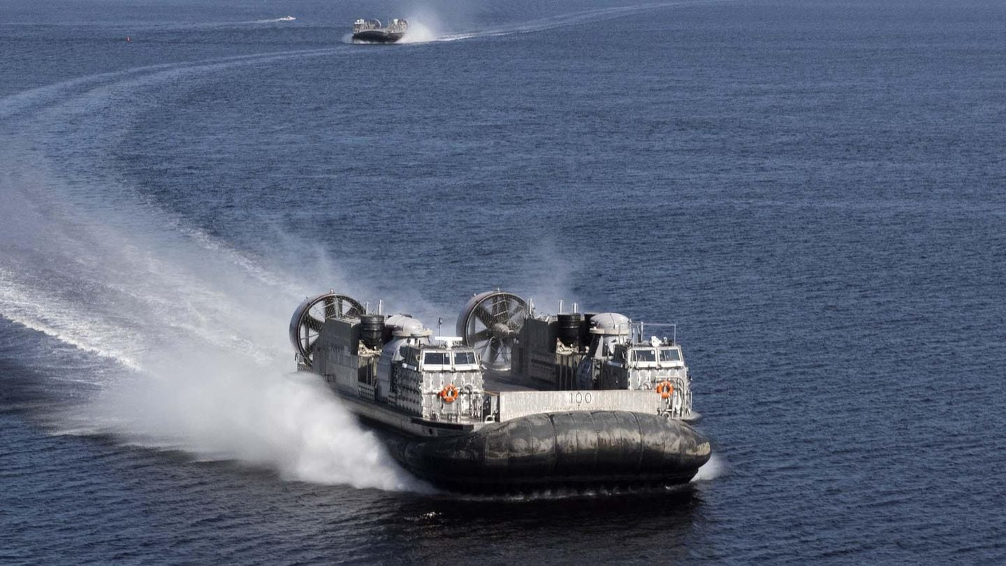 اخبار مترجمة :البحرية تبطئ شراء سفينة رئيسية للمناورات الساحلية البحرية