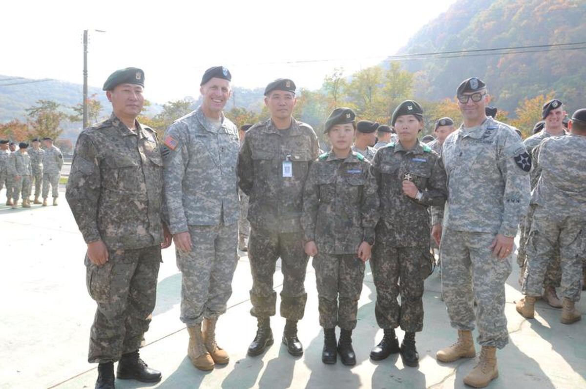 2 Korean Soldiers Are The First Women To Earn Expert Infantryman Badge 