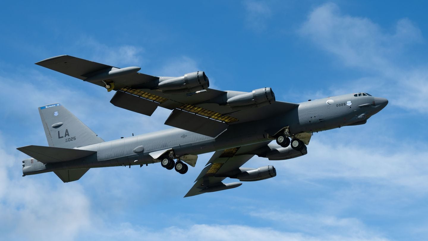 اخبار مترجمة :يريد الكونجرس إعادة استخدام الأسلحة النووية في قاذفات القنابل التقليدية من طراز B-52