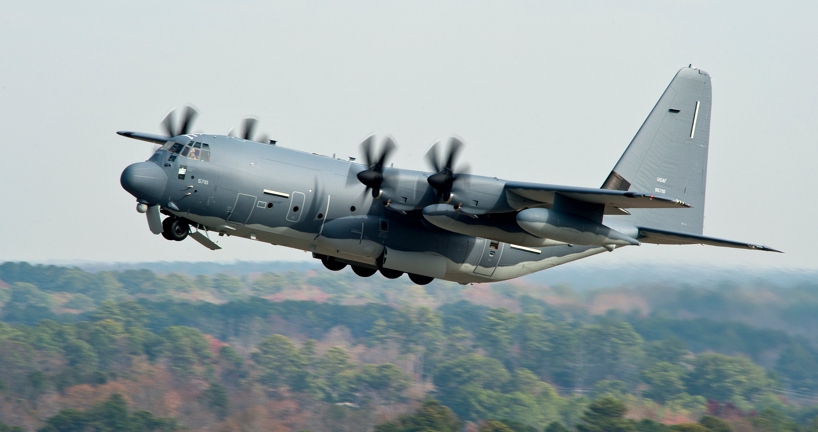 اخبار مترجمة :طائرة هجومية من طراز Ac-130J تهاجم سفينة تابعة للبحرية الأمريكية أثناء مناورات حافة المحيط الهادئ