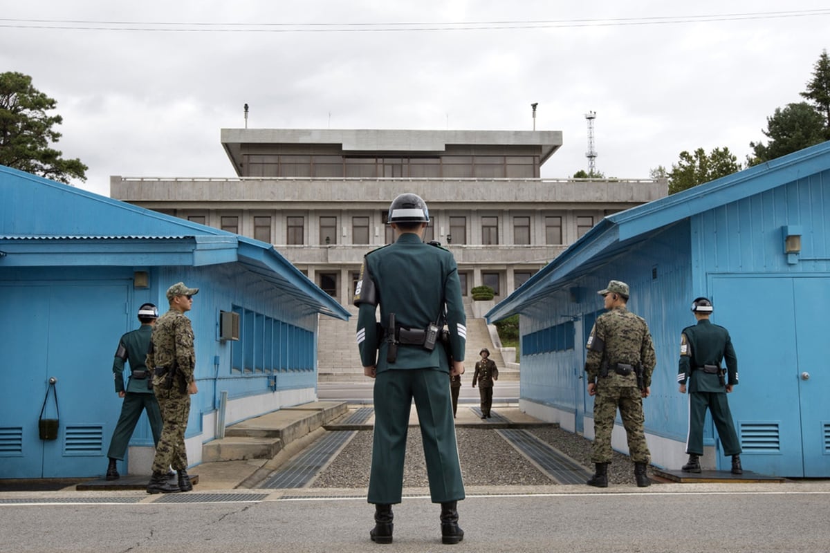  South  Korea  fires warning shots near North  Korea  border