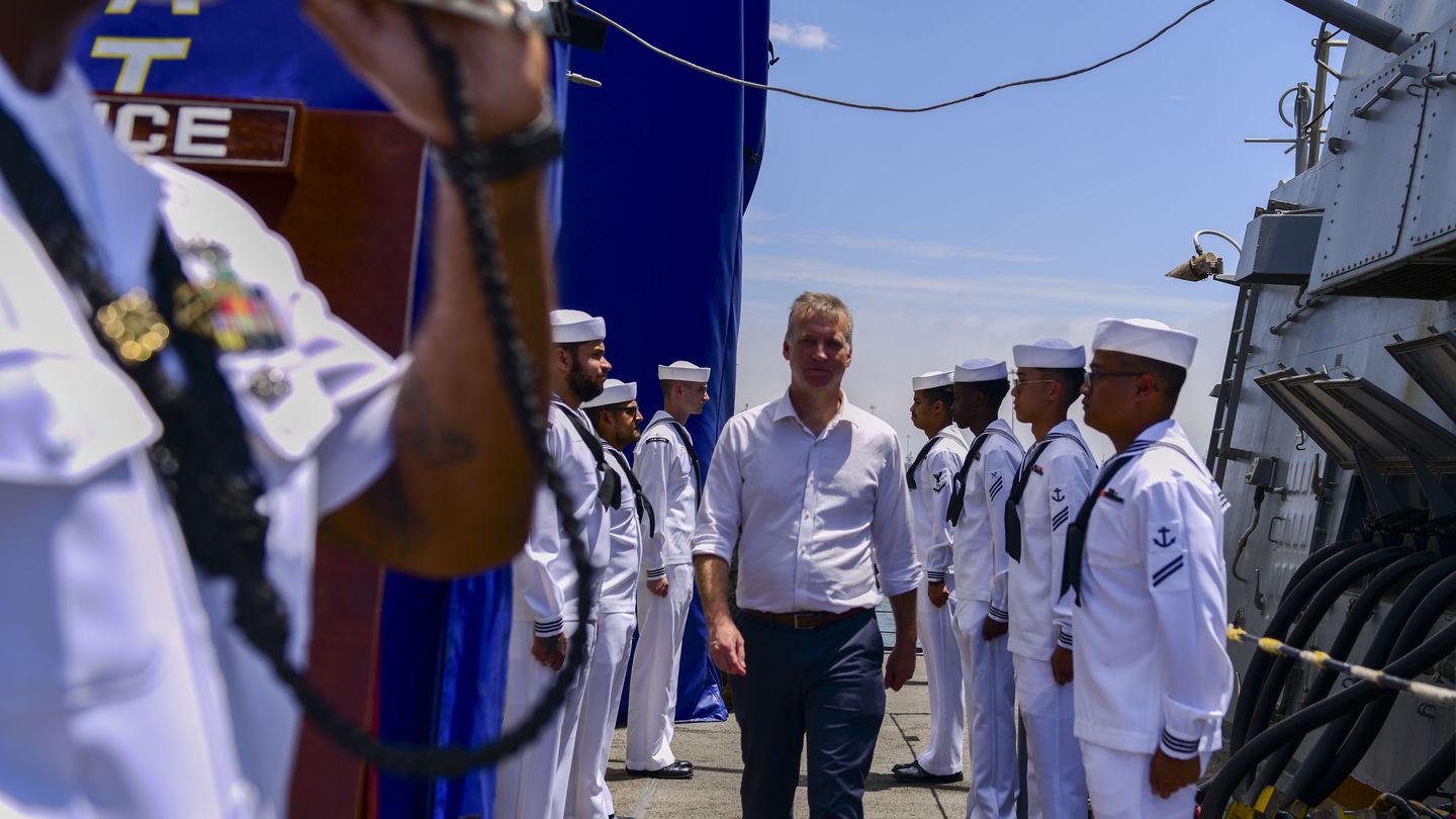 اخبار مترجمة :وكيل وزارة البحرية إريك رافين يترك منصبه في أغسطس