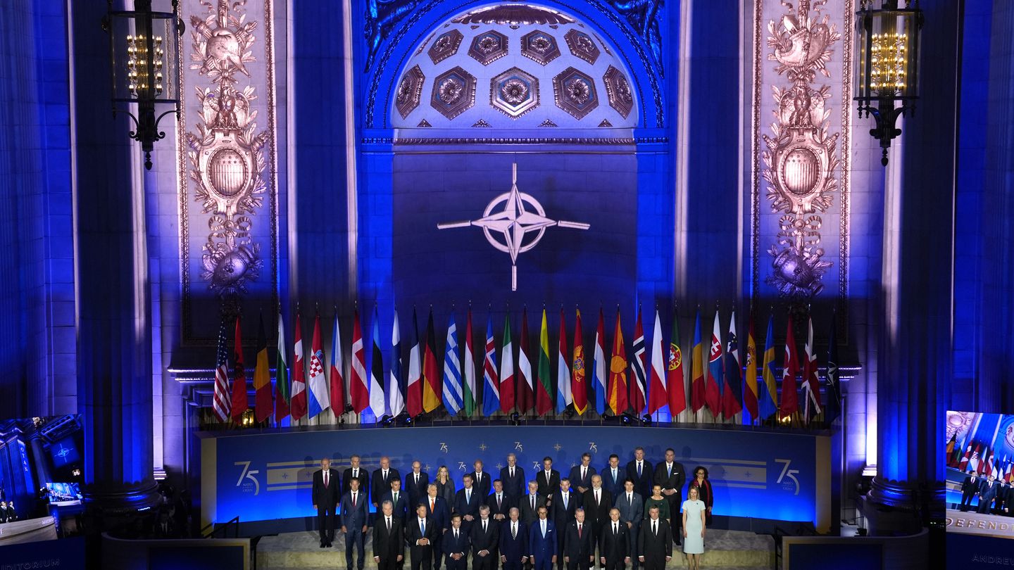 اخبار مترجمة :الناتو يصف طريق أوكرانيا نحو العضوية بأنه "لا رجعة فيه" في تعهد جديد