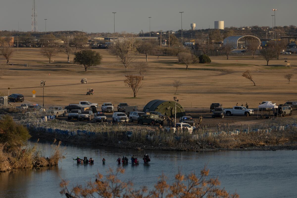 Border standoff peaks between Texas Guard and the federal government