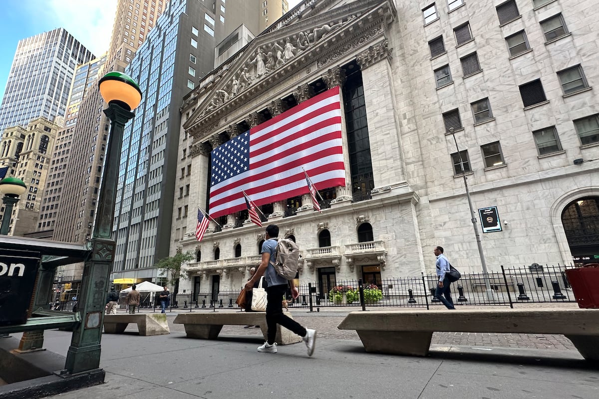 Wall Street Nears Records As Fed Interest Rate Cuts Loom