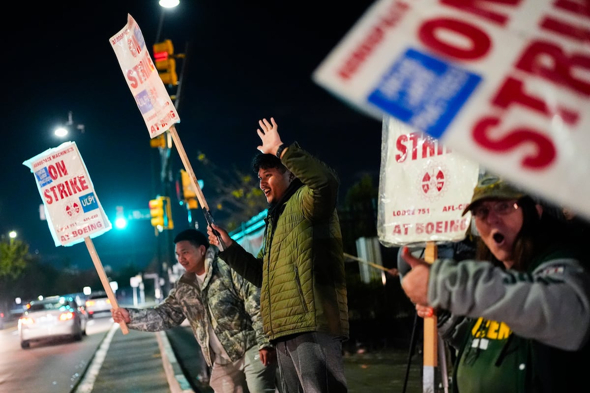 Boeing machinists reject labor contract, extending strike