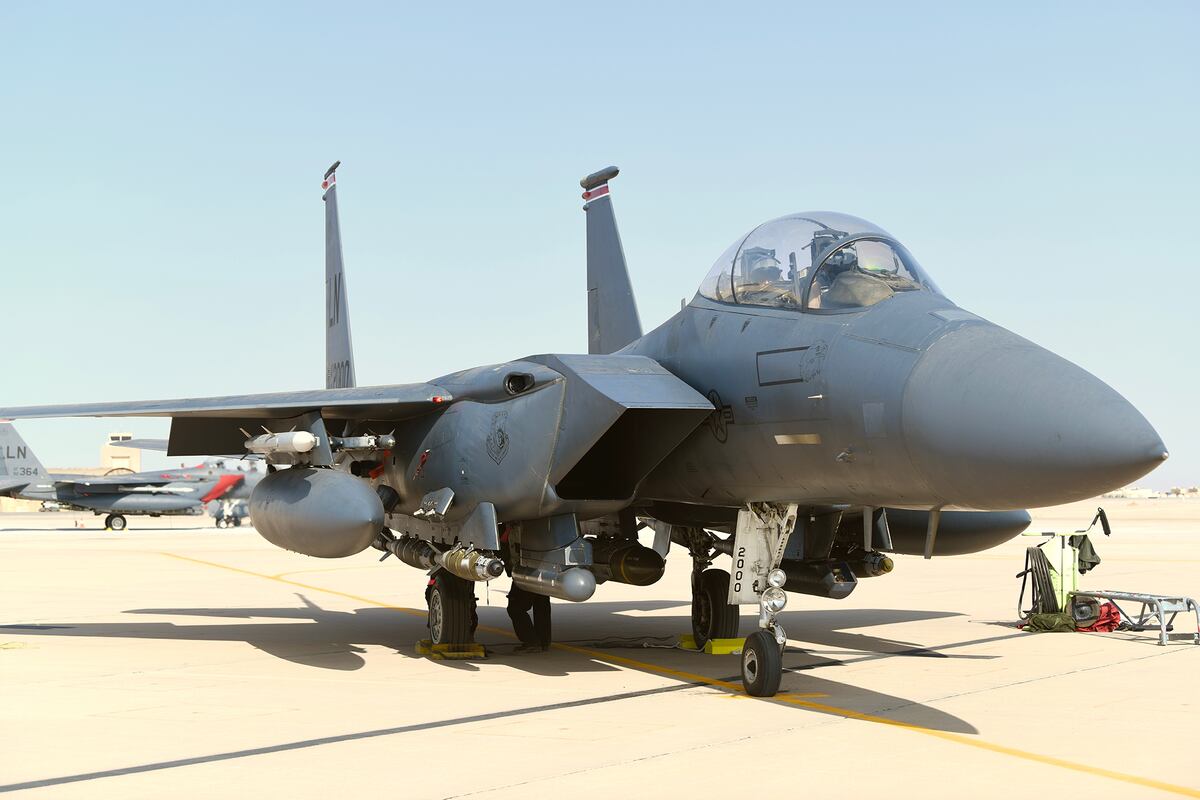 F-15′s landing gear malfunctions, makes emergency landing on fuselage ...