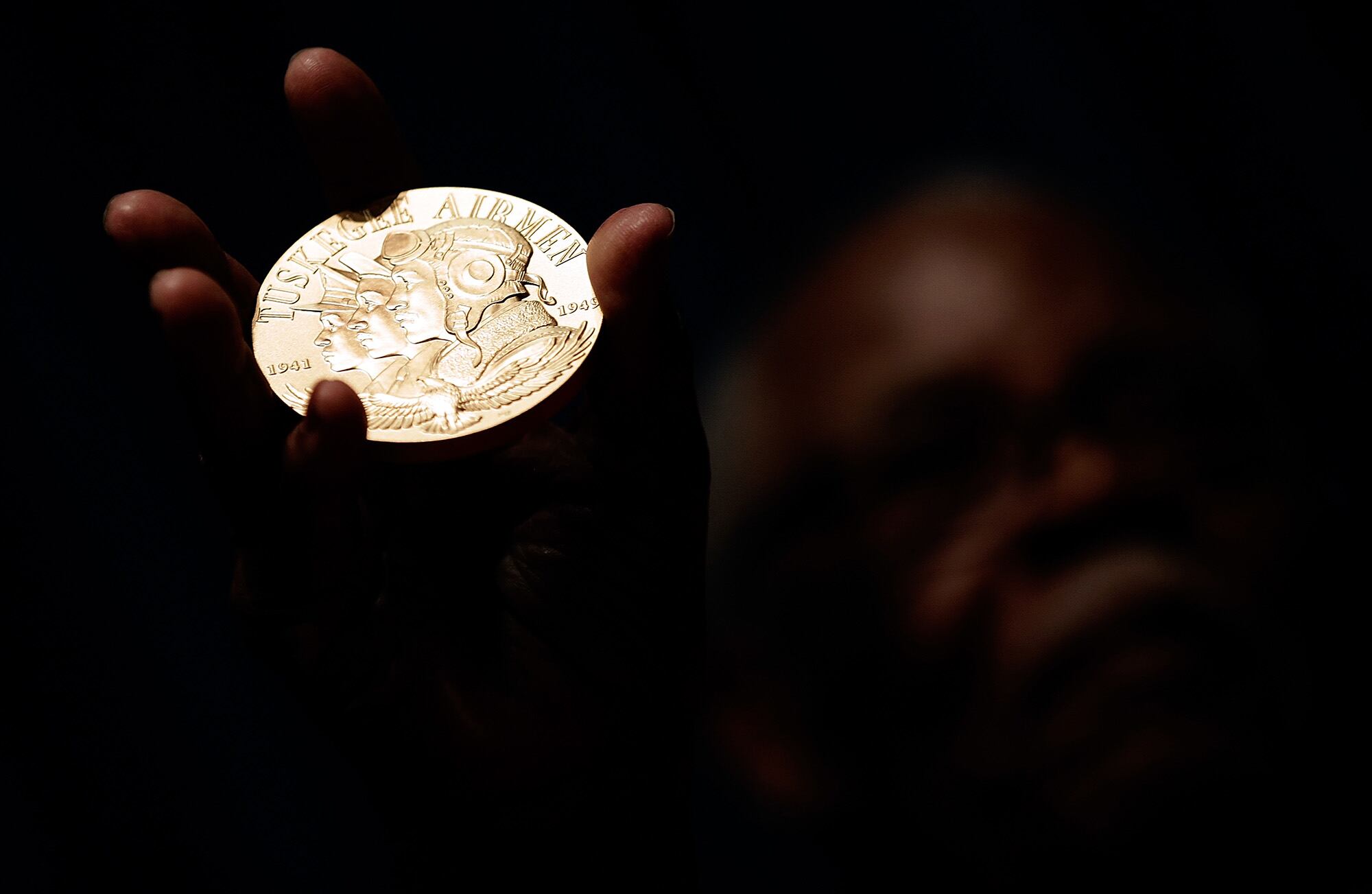 Tuskegee Airman Major Anderson shows off a Congressional Gold Medal given to all Tuskegee Airmen during a ceremony commemorating Veterans Day and honoring the group of World War II airmen Nov. 11, 2013, in Washington.