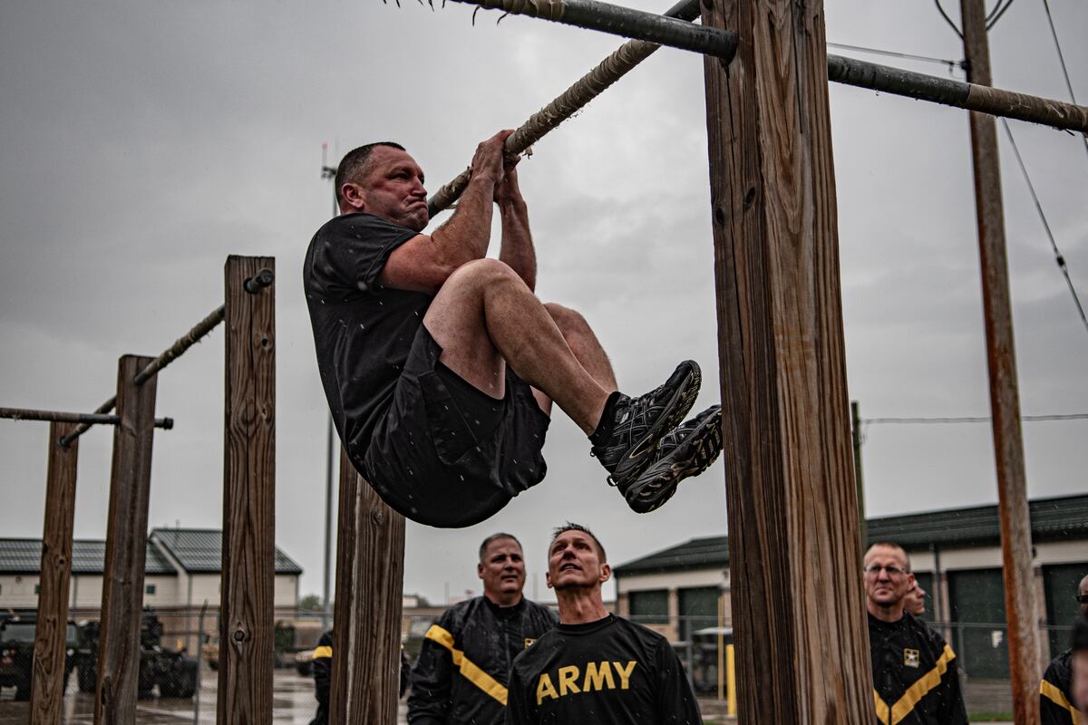 Soldiers can substitute a 2-minute plank after attempting the leg tuck ...