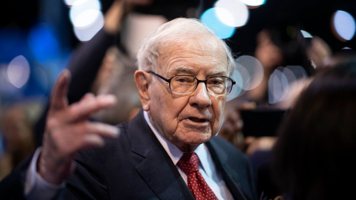 Warren Buffet's Cash Pile Exceeds $325B