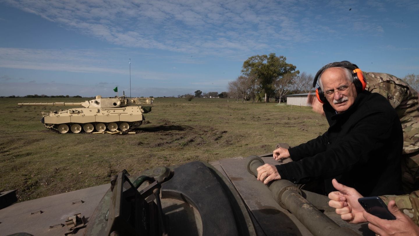 اخبار مترجمة :متى ستتسلم الأرجنتين دباباتها الحديثة؟