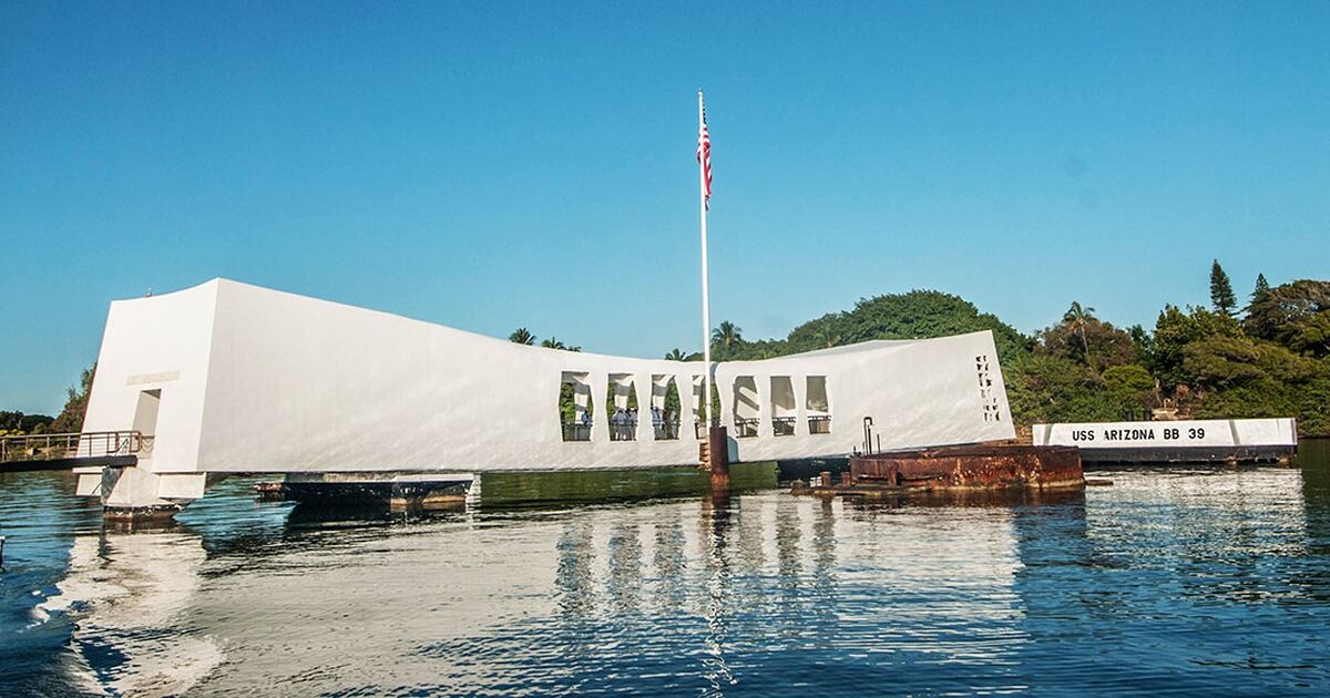 Мемориал линкора аризона перл харбор. Линкор Аризона мемориал внутри. Pearl Harbor National Memorial. USS Arizona National Memorial. Мемориал линкора Аризона находится в Гаване.