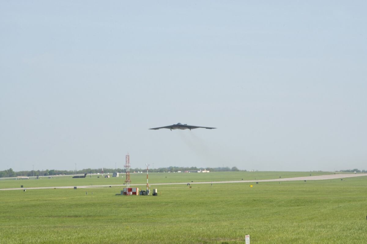 Watch the Air Force Salutes flyover in Kansas City